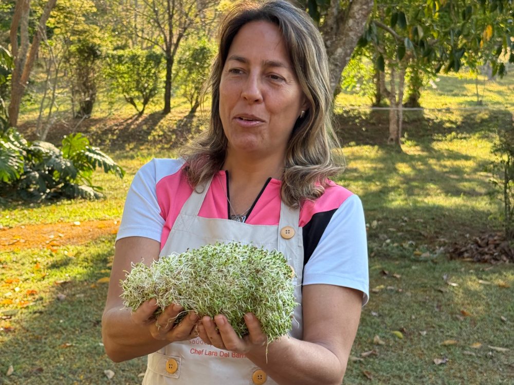 Lara Del Barrio segurando brotos germinados
