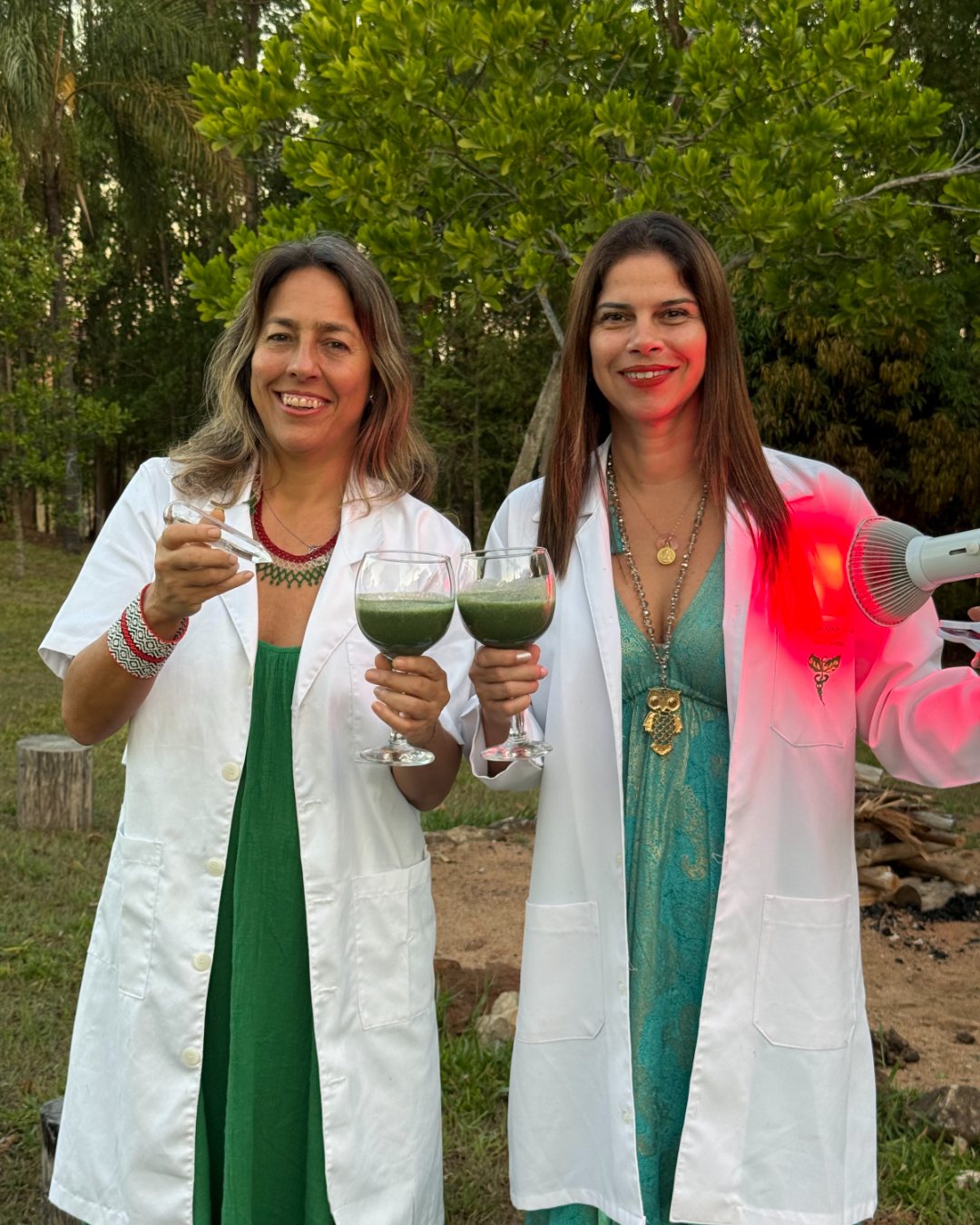 Lara Del Barrio e Aléxia Cambraia com suco verde no retiro