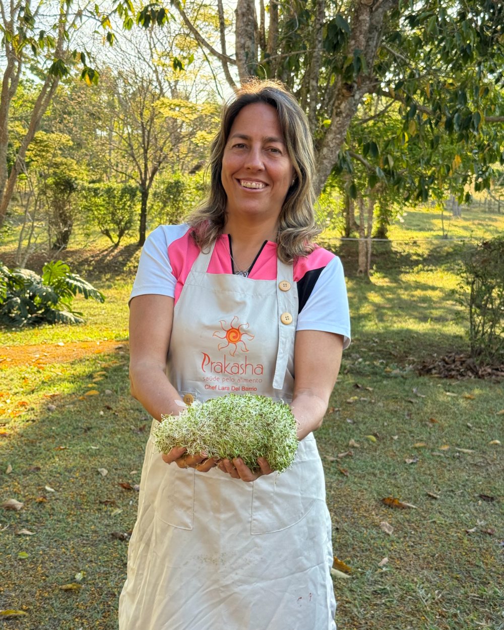 Lara Del Barrio com brotos no jardim