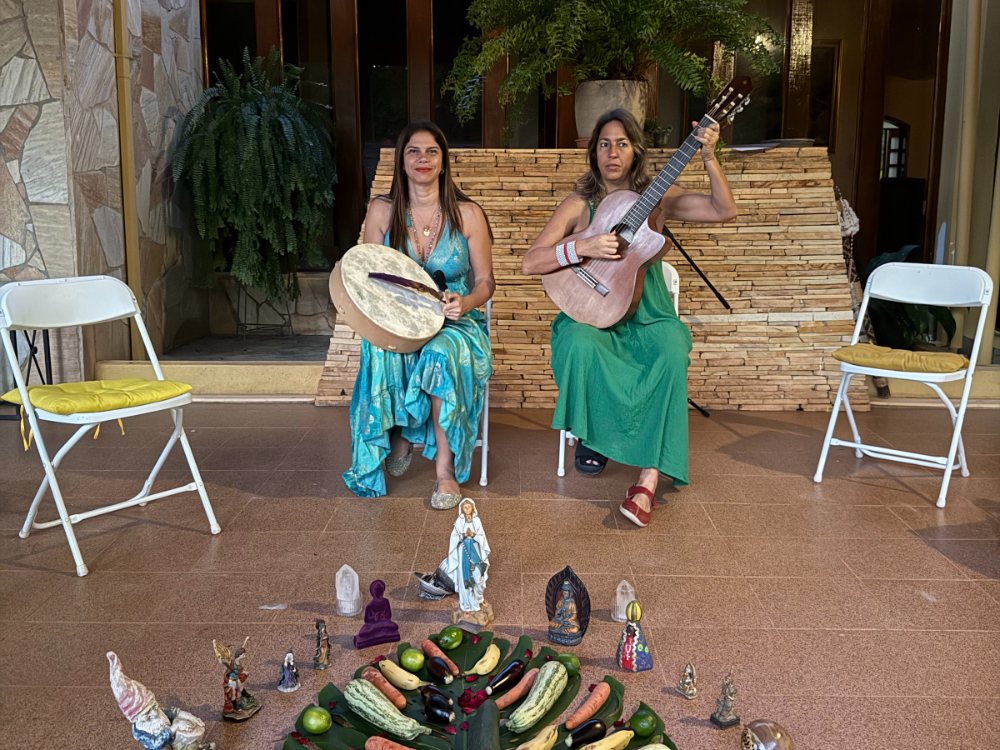 Aléxia e Lara com instrumentos na roda de música